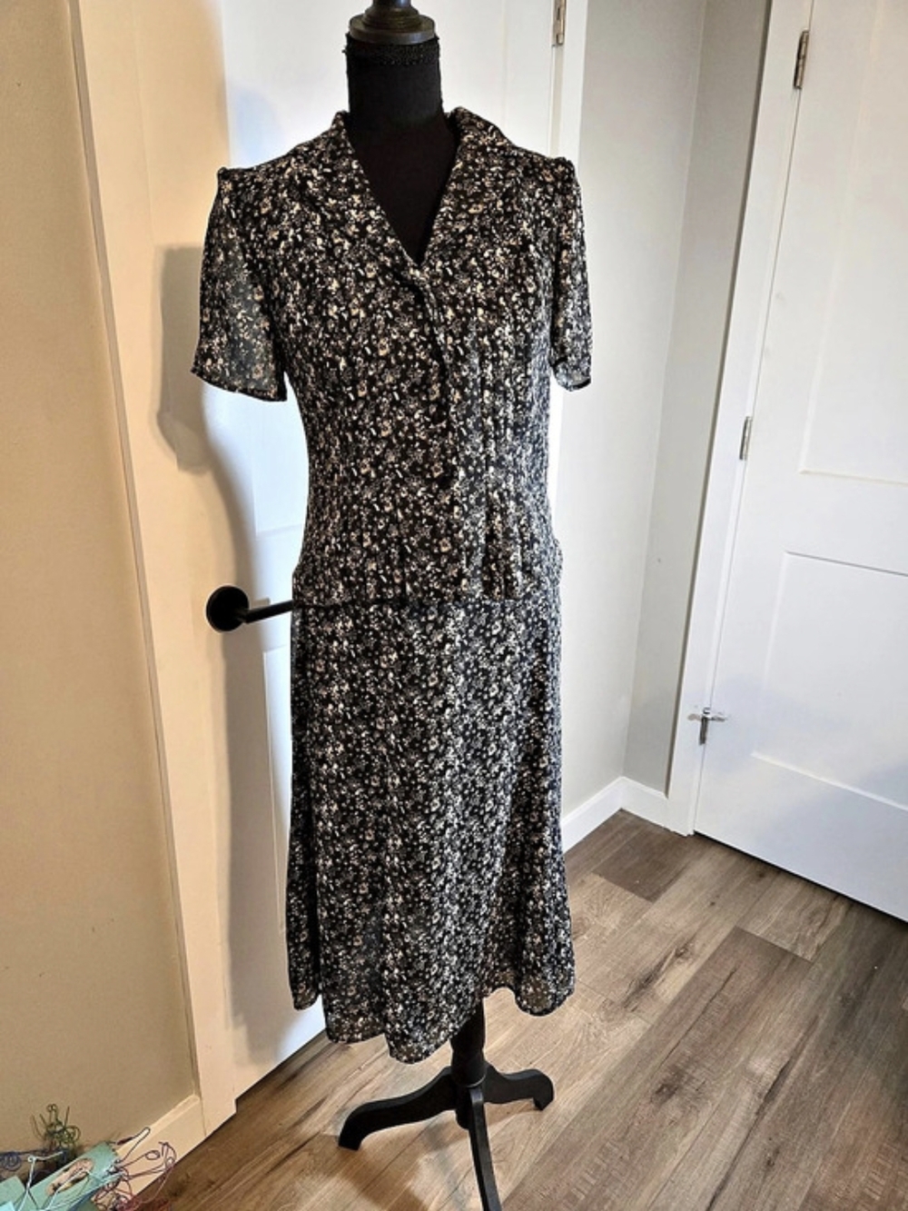 Vintage Danny & Nicole Black Floral 2 Piece Skirt Suit Set 6P